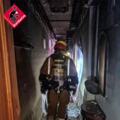 Los Bomberos rescatan a un hombre atrapado en un incendio en L'Alfàs del Pi