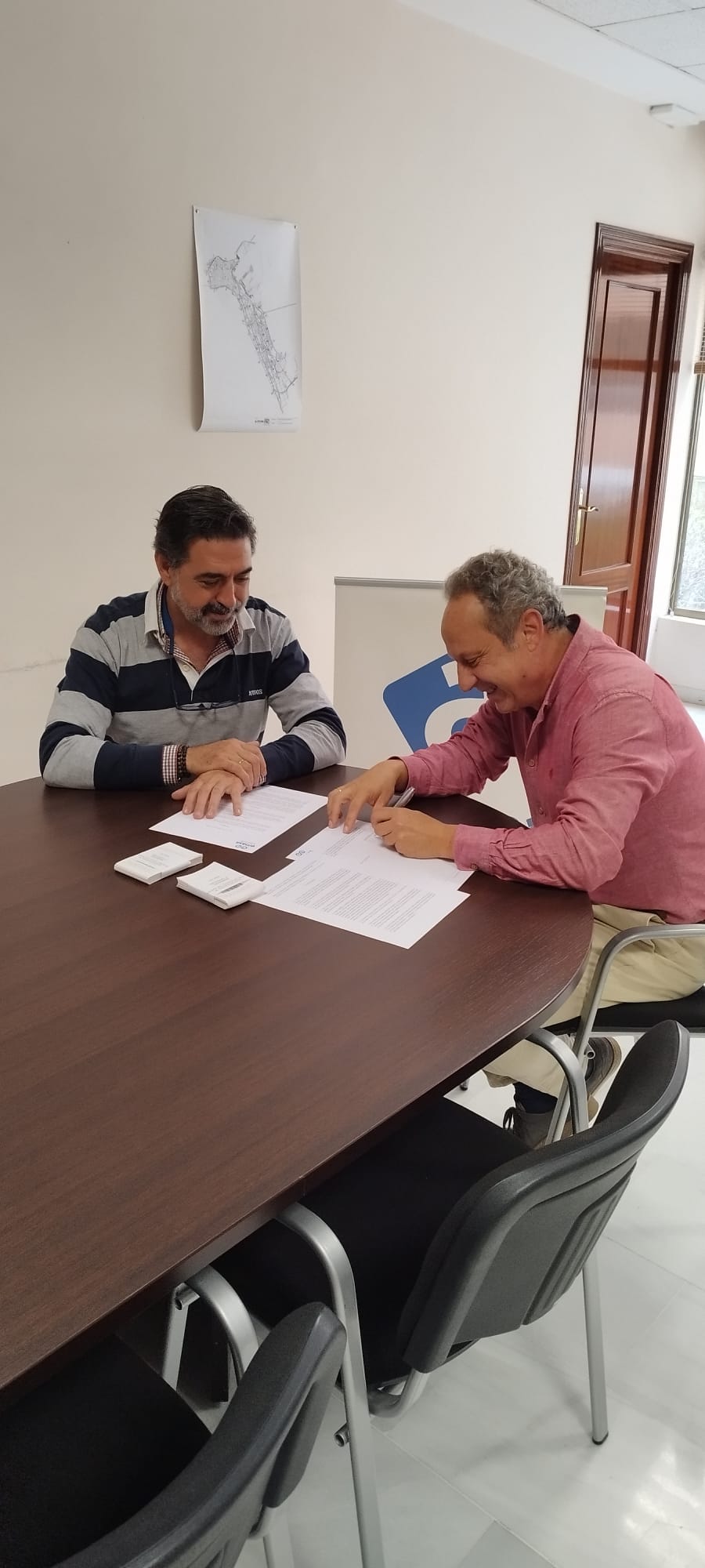 Emasa Cádiz entrega 400 tickets de aparcamiento a los comerciantes para las compras navideñas Emasa Cádiz entrega 400 tickets de aparcamiento a los comerciantes para las compras navideñas