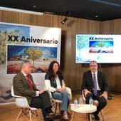De izq. a dcha. El alcalde de Sevilla José Luis Sanz, la consejera de integración social, juventud y familias Loles López y el Comisionado para el Polígono Sur Jaime Bretón De izq. a dcha. El alcalde de Sevilla José Luis Sanz, la consejera de integración social, juventud y familias Loles López y el Comisionado para el Polígono Sur Jaime Bretón