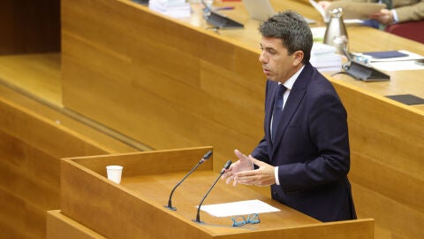 El 'president' de la Generalitat, Carlos Maz&oacute;n, en la sesi&oacute;n de control en Les Corts.