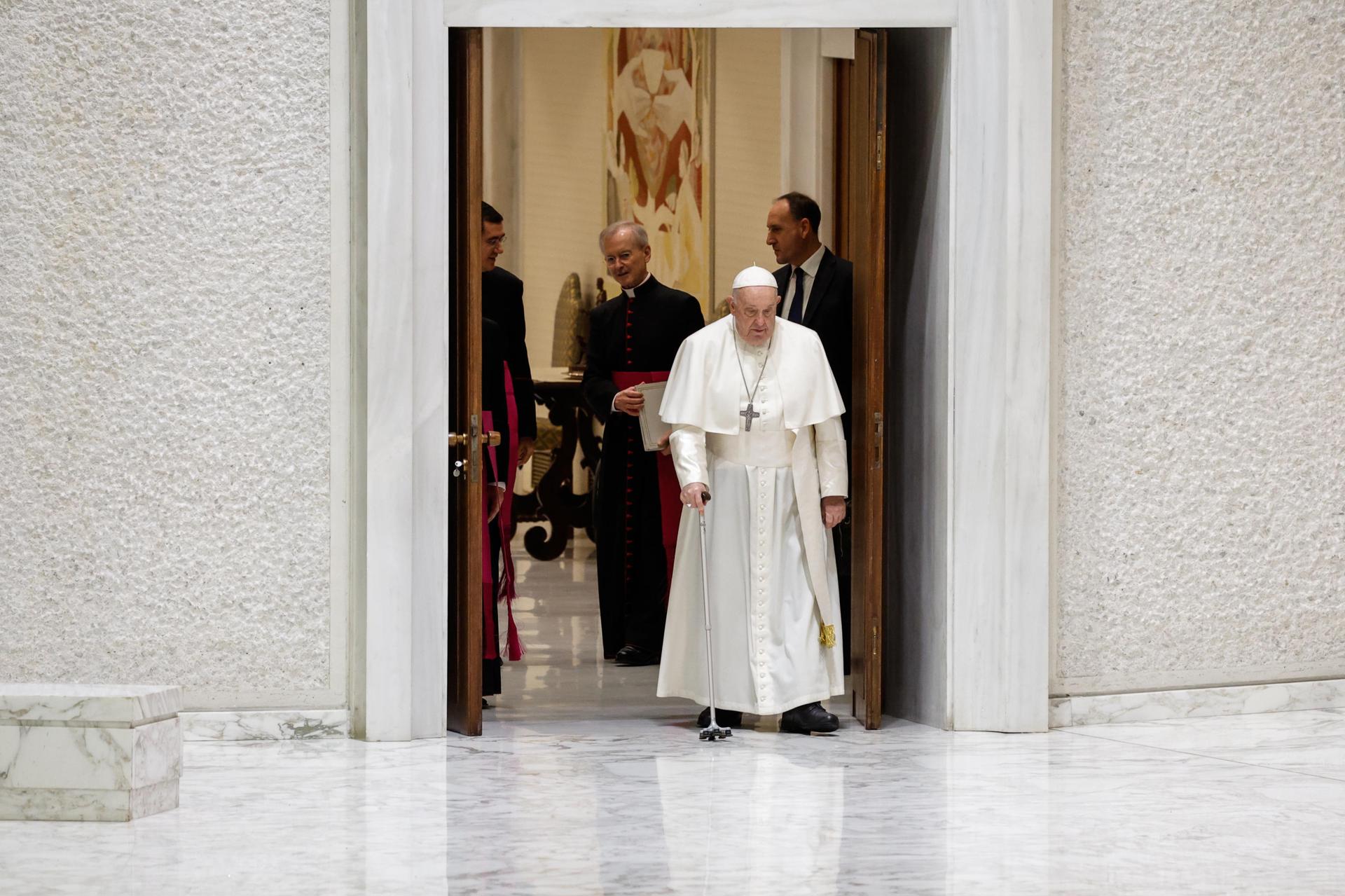 El Papa deja sin sueldo y sin su apartamento al ultraconservador cardenal Burke El Papa deja sin sueldo y sin su apartamento al ultraconservador cardenal Burke