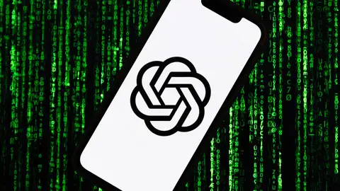 ChatGPT sufre una caída a nivel mundial El logo de ChatGPT se refleja en la pantalla de un móvil.