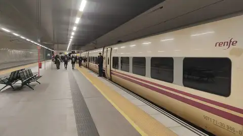 Llegada del primer tren comercial Madrid-Gijón a la estación de León Llegada del primer tren comercial Madrid-Gijón a la estación de León