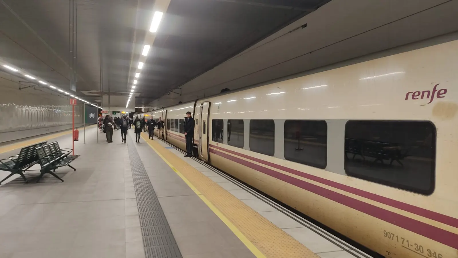Llegada del primer tren comercial Madrid-Gijón a la estación de León
