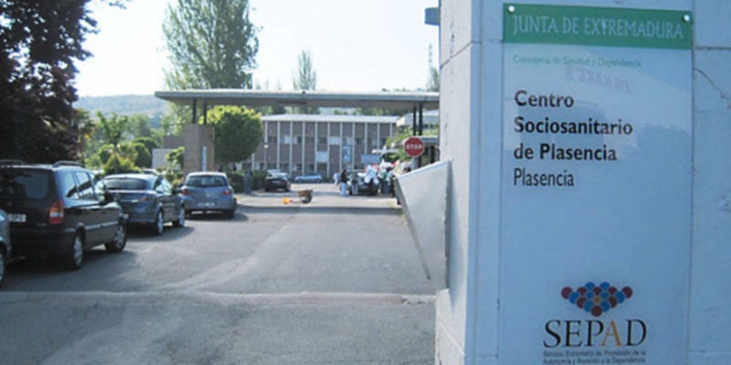 Un incendio en el Centro Sociosanitario de Plasencia obliga a desalojar y reubicar a sus 82 residentes sin registrarse heridos Un incendio en el Centro Sociosanitario de Plasencia obliga a desalojar y reubicar a sus 82 residentes sin registrarse heridos