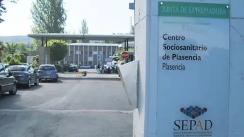 Un incendio en el Centro Sociosanitario de Plasencia obliga a desalojar y reubicar a sus 82 residentes sin registrarse heridos Un incendio en el Centro Sociosanitario de Plasencia obliga a desalojar y reubicar a sus 82 residentes sin registrarse heridos