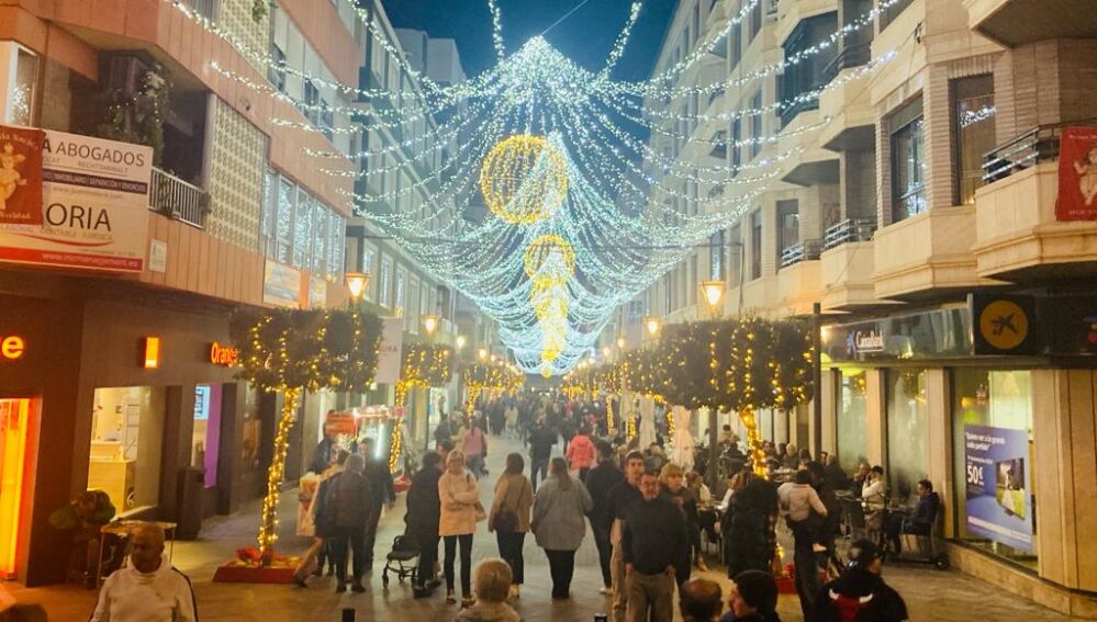 La calle peatonal Concepción, que conecta la facha marítima con la plaza de la Constitución, es uno de los puntos clave para disfrutar del alumbrado festivo en Torrevieja