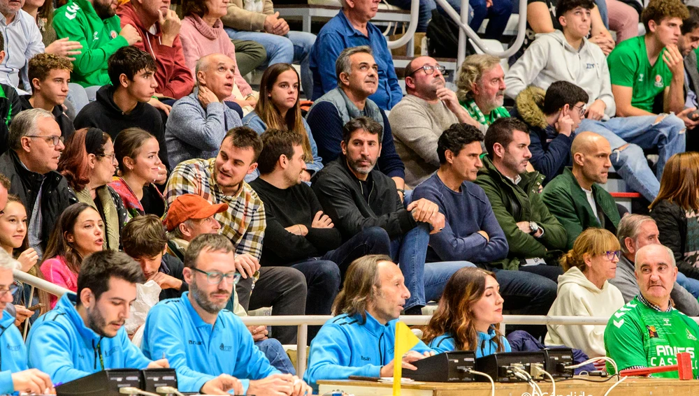 El técnico del Valencia Basket, Alex Mumbrú, no se perdió el encuentro