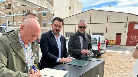 Firma de la cesión del solar para la construcción del nuevo centro sociocultural de Torrellano de Elche. Firma de la cesión del solar para la construcción del nuevo centro sociocultural de Torrellano de Elche.