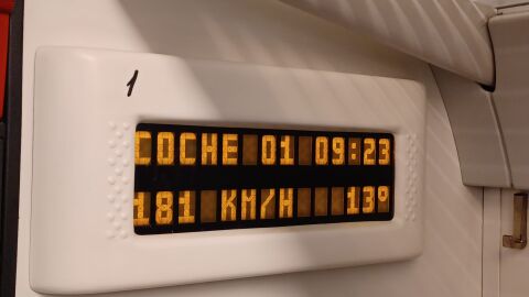 Vag&oacute;n en el trayecto de la Variante de Pajares entre Le&oacute;n y Asturias