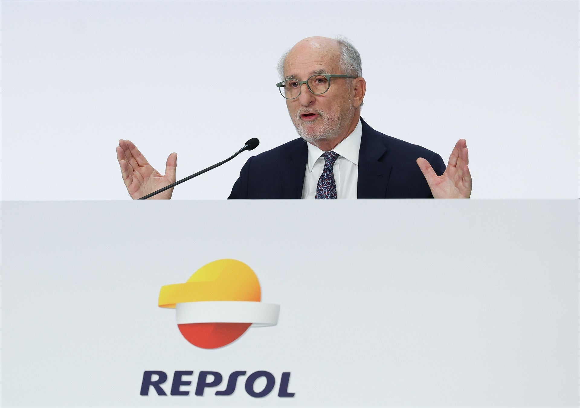 Repsol amenaza con irse de España e invertir en Portugal o Francia Repsol amenaza con irse de España e invertir en Portugal o Francia