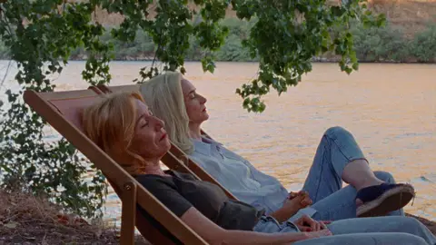 Lola Dueñas y Ana Torrent, en una imagen promocional de la película 'Sobre todo de noche' Lola Dueñas y Ana Torrent, en una imagen promocional de la película 'Sobre todo de noche'