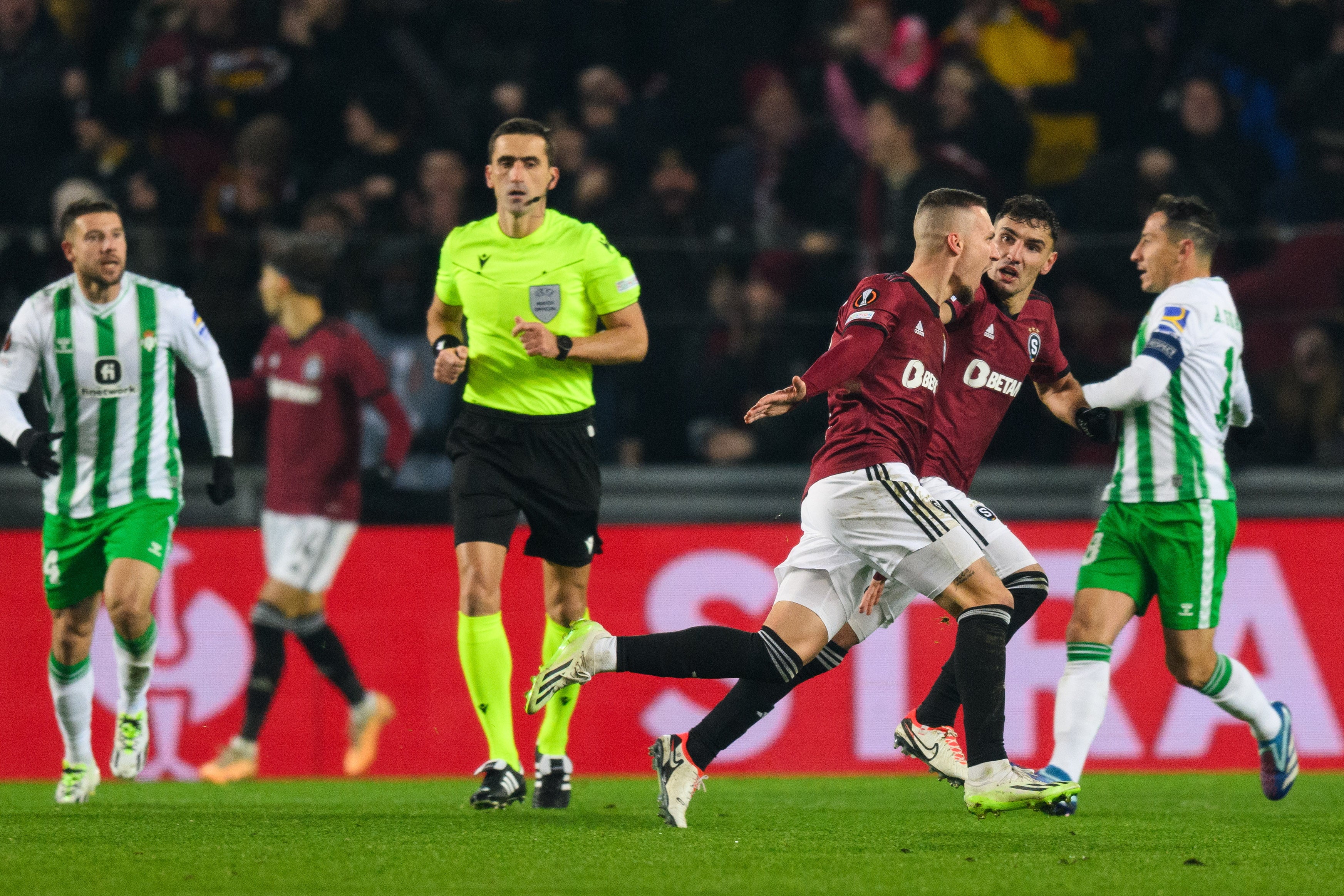 El Betis cae en Praga y deja pendiente su clasificación para la última jornada El Betis cae en Praga y deja pendiente su clasificación para la última jornada
