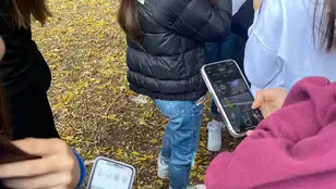 Niños mirando sus móviles 