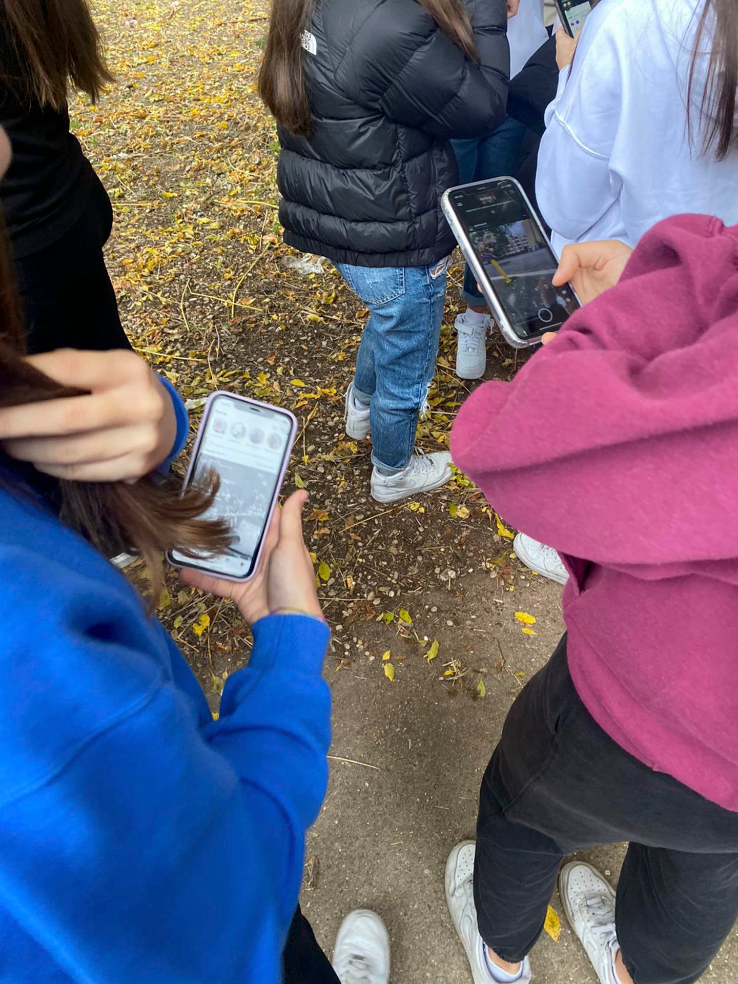 Niños mirando sus móviles Niños mirando sus móviles