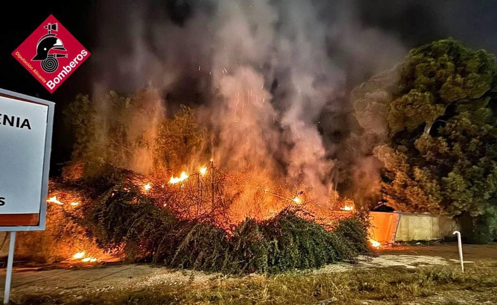 Susto en Sant Joan d'Alacant por un incendio en la finca Jardines de Abril Susto en Sant Joan d'Alacant por un incendio en la finca Jardines de Abril