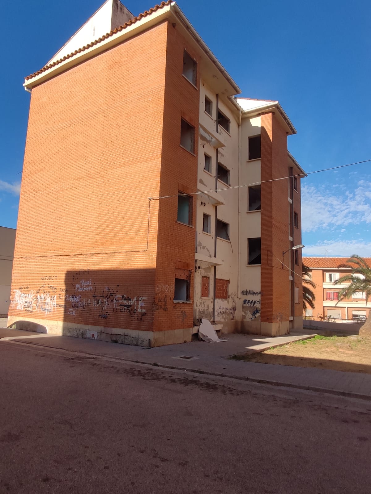 El derribo de un edificio de la Plaza de La Ribera en Alzira es inminente El derribo de un edificio de la Plaza de La Ribera en Alzira es inminente