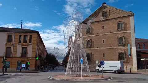 La Navidad arranca oficialmente hoy en los grandes municipios de la comarca del Henares Decoración navideña en el centro de Alcalá de Henares