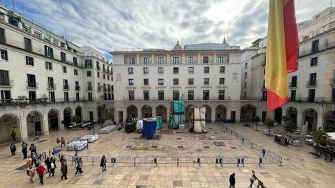 Ya están plantando el Belén Gigante en la Plaza del Ayuntamiento 