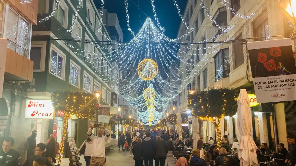 La calle peatonal Concepción, uno de los mejores lugares para disfrutar del alumbrado festivo en Torrevieja La calle peatonal Concepción, uno de los mejores lugares para disfrutar del alumbrado festivo en Torrevieja