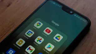 Un móvil con aplicaciones de Google