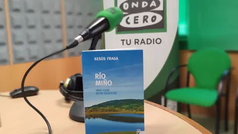 Xesús Fraga y la portada de su libreo "Río Miño" da editorial Kalandraka Entrevista en Gente Viajera de Galicia con Susana Pedreira