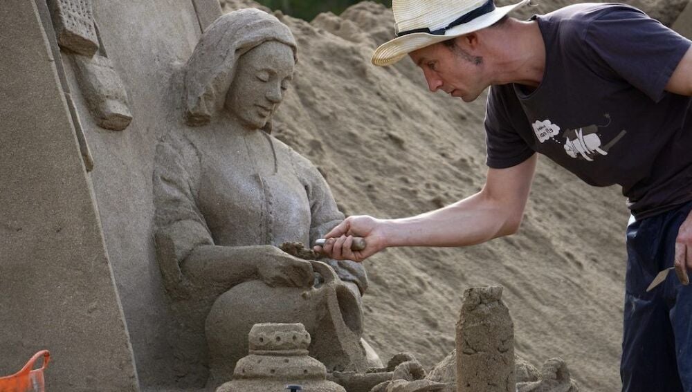Artistas trabajan en el belén de arena de Las Canteras en anteriores ediciones