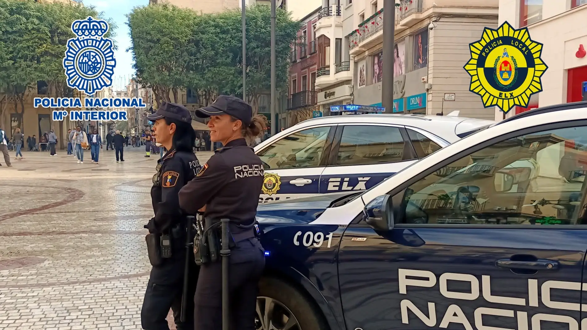 Dos agentes de la Policía Nacional y la Policía Local en la Plaça de Baix de Elche. 