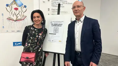 María Jesús directora de la sección de literatura del IEC junto al poeta Manuel Gahete María Jesús directora de la sección de literatura del IEC junto al poeta Manuel Gahete