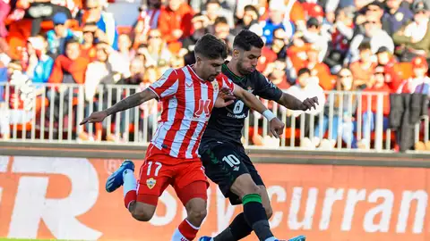 El Almería no aprovecha la ventaja y sigue sin conocer la victoria El Almería no aprovecha la ventaja y sigue sin conocer la victoria