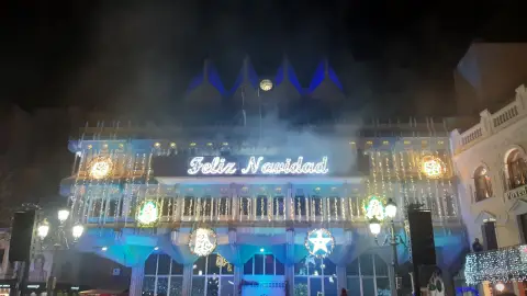 Iluminación navideña en la fachada del Ayuntamiento Iluminación navideña en la fachada del Ayuntamiento