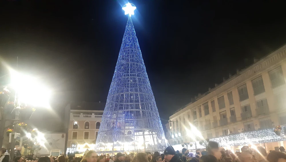 Árbol de Navidad instalado en la Plaza Mayor