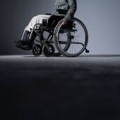 Un hombre de 94 años empuja de noche y por la calle la silla de ruedas de su mujer con Alzheimer por falta de ambulancias