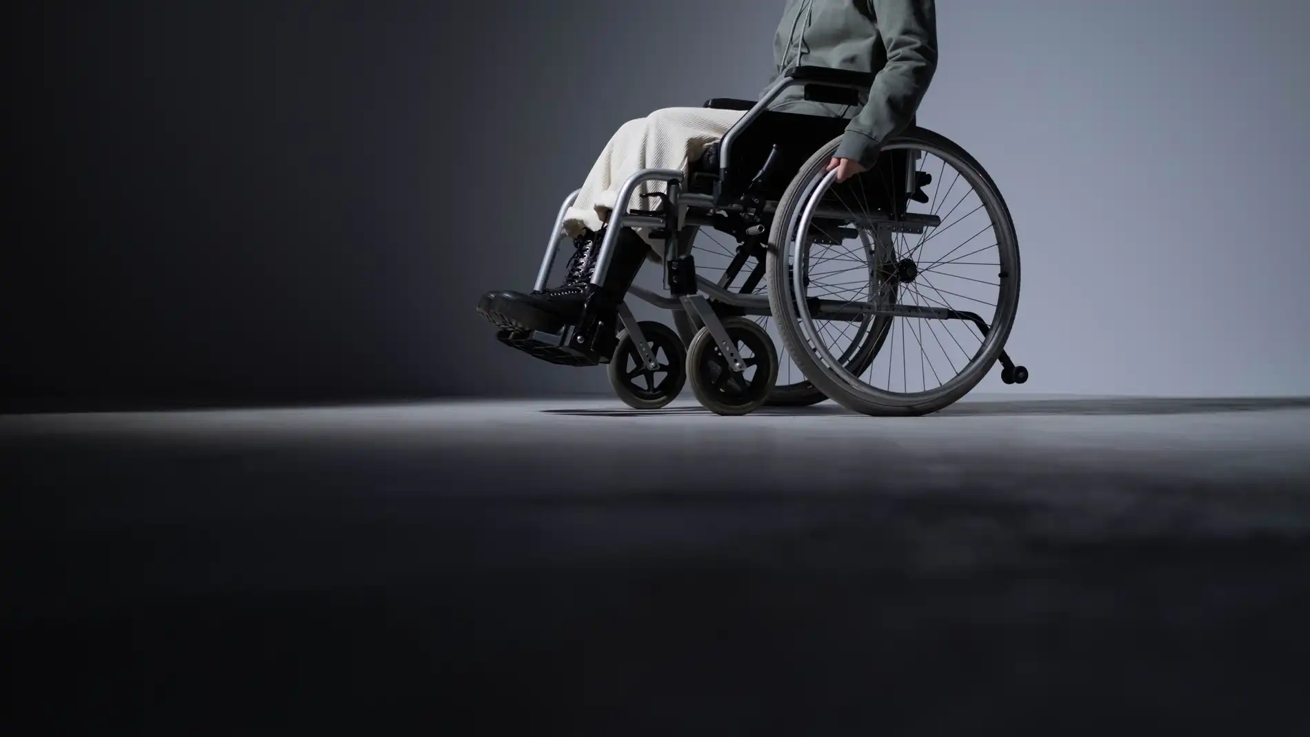 Un hombre de 94 años empuja de noche y por la calle la silla de ruedas de su mujer con Alzheimer por falta de ambulancias