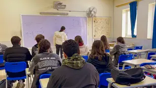 Unos alumnos asisten a una clase en un colegio, en una imagen de archivo.