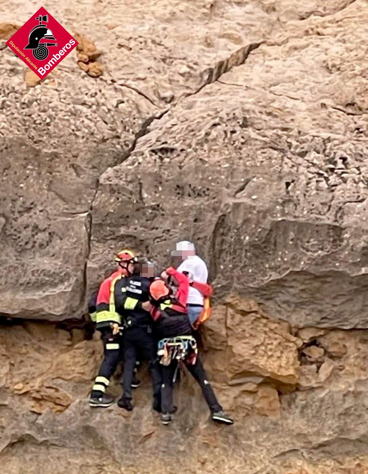Los Bomberos rescatan a un hombre atrapado en una escarpadura de Serra Gelada Los Bomberos rescatan a un hombre atrapado en una escarpadura de Serra Gelada