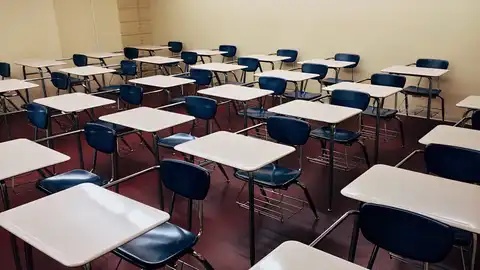 Imagen de archivo de pupitres en un aula Imagen de archivo de pupitres en un aula