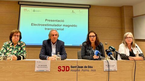 El director gerente del Hospital Sant Joan de Déu de Palma-Inca, Joan Carulla, y la consellera de Salud, Manuela García, en la presentación del estimulador magnético transcraneal 