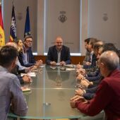 El vicepresidente del Govern, Antoni Costa junto a Vicent Marí y los representantes de los ayuntamientos de Ibiza