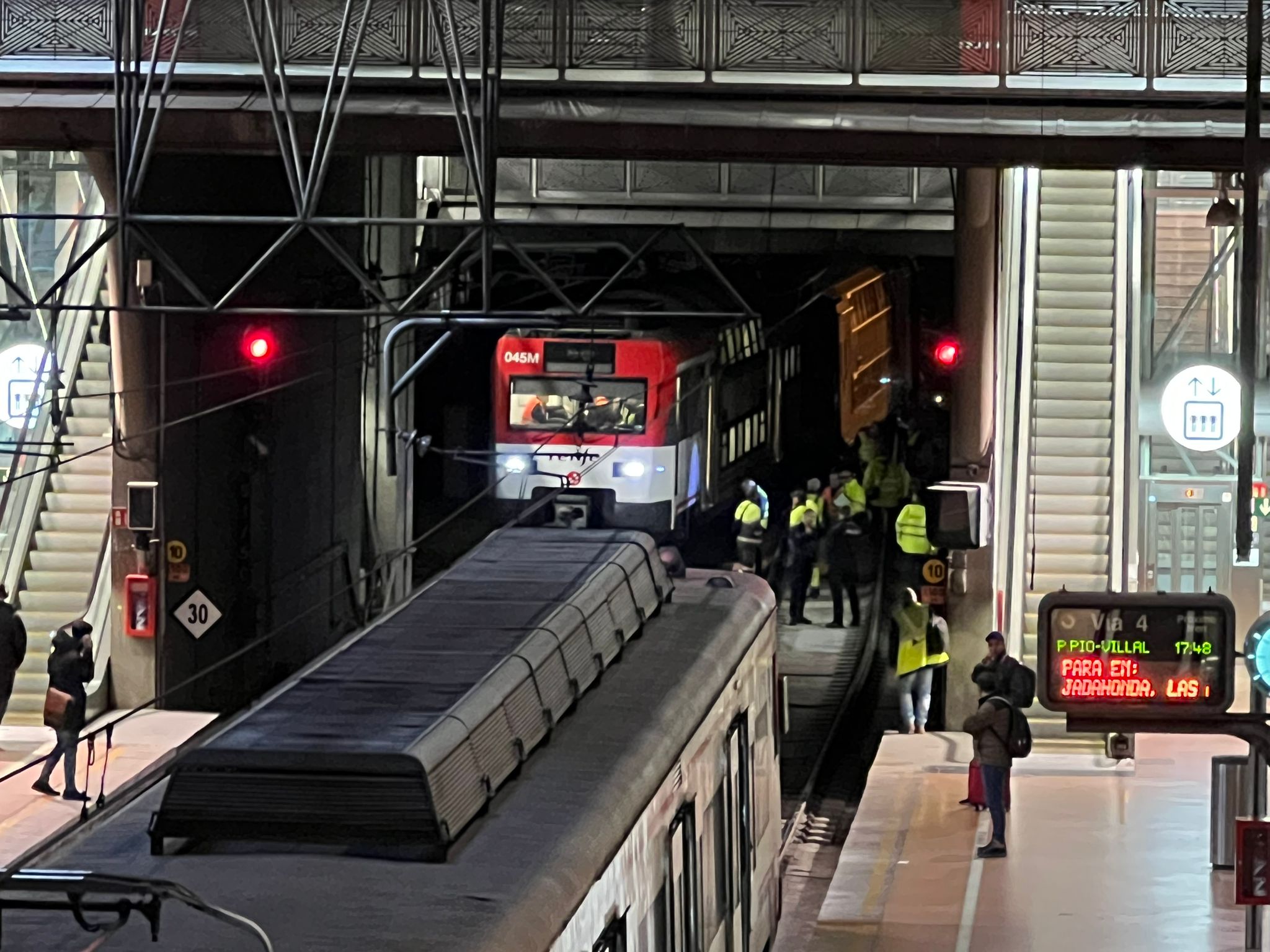 El túnel de Recoletos recupera la circulación por una vía tras dos horas cortada al descarrilar un tren El túnel de Recoletos recupera la circulación por una vía tras dos horas cortada al descarrilar un tren