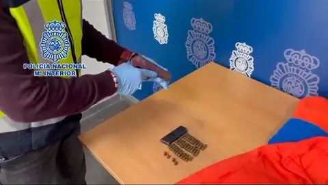 La Policía Nacional detiene al atracador de un banco a mano armada en Alicante por robar una motocicleta en San Vicente La Policía Nacional detiene al atracador de un banco a mano armada en Alicante por robar una motocicleta en San Vicente