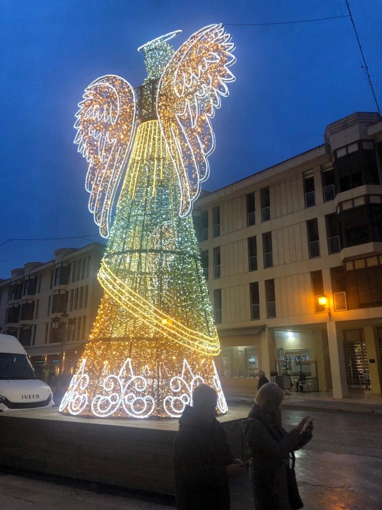 Elche ilumina la Navidad con cuatro ángeles de 12 metros de altura, 1,5 millones de luces led y 66 elementos en 3D Elche ilumina la Navidad con cuatro ángeles de 12 metros de altura, 1,5 millones de luces led y 66 elementos en 3D
