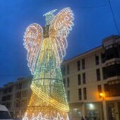 Un de los ángeles de gran tamaño colocados en la Plaza del Congreso Eucarístico de Elche. 