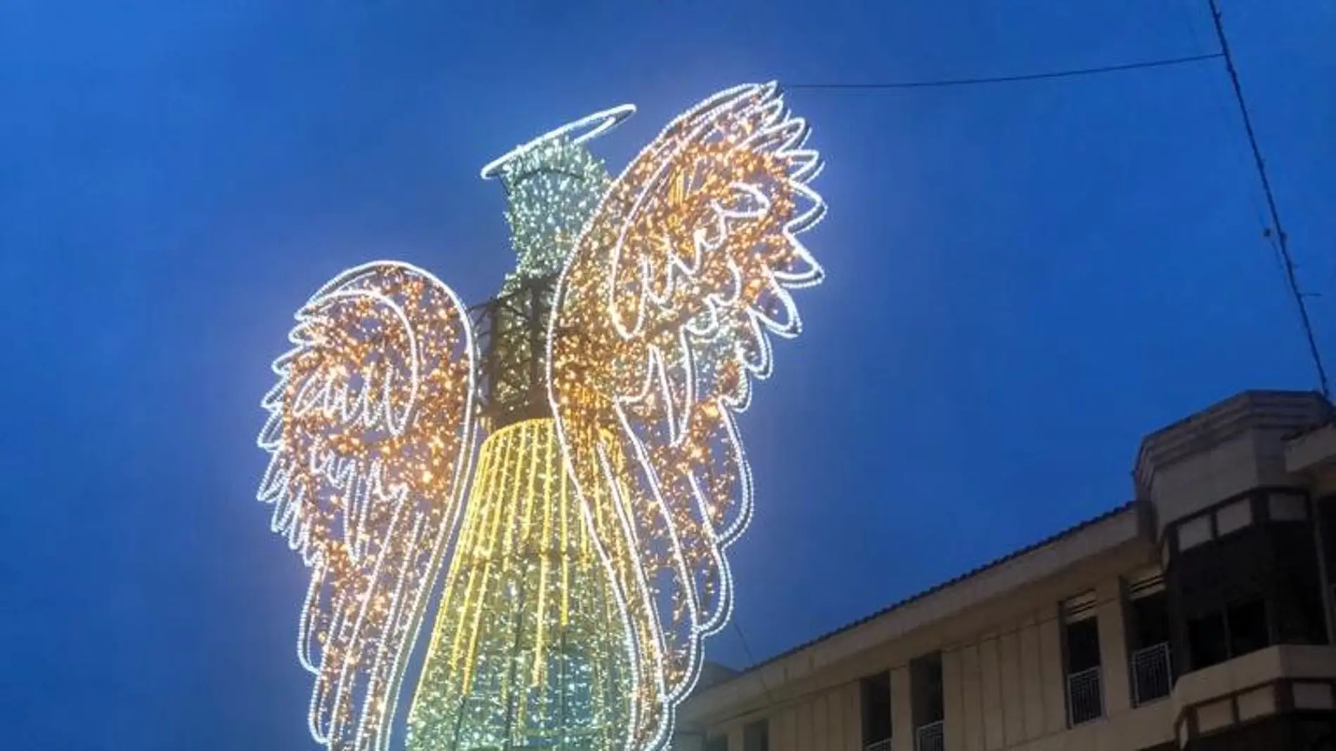 Un de los ángeles de gran tamaño colocados en la Plaza del Congreso Eucarístico de Elche. 
