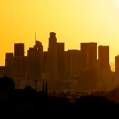 En la imagen de archivo, el sol sobre el centro de Los Angeles, California.