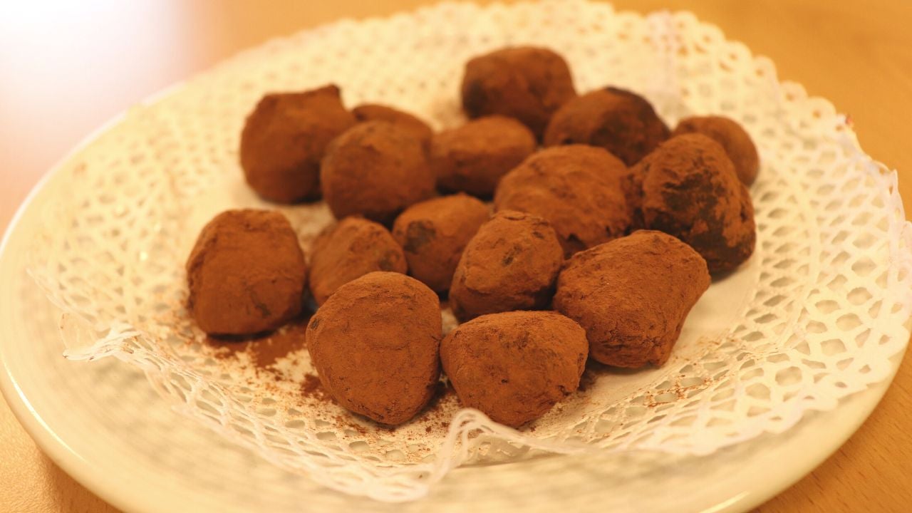 Receta de trufas de chocolate: cómo hacerlas fácil con este vídeo de menos un minuto Receta de trufas de chocolate: cómo hacerlas fácil con este vídeo de menos un minuto