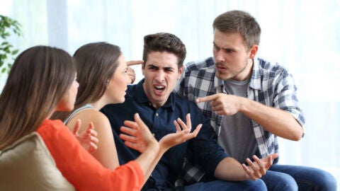 Familia discutiendo