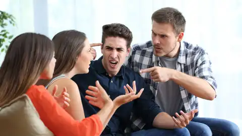 Familia discutiendo Familia discutiendo