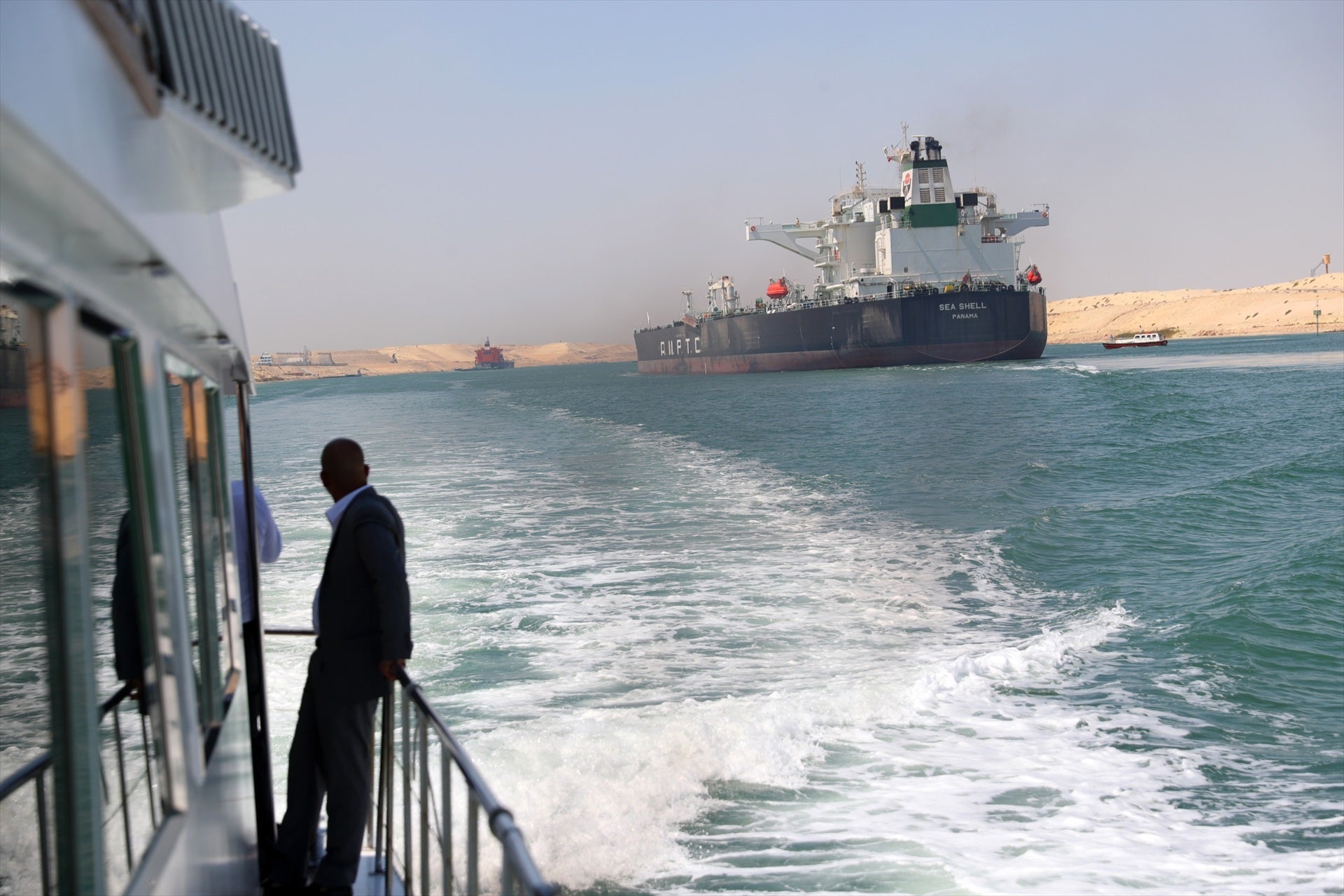 Restablecen la navegación en el tramo oriental del canal de Suez tras el choque de un portacontenedores contra un puente Restablecen la navegación en el tramo oriental del canal de Suez tras el choque de un portacontenedores contra un puente