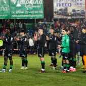 Los jugadores del Betis saludan a su afición, presente en Villanueva de la Serena.